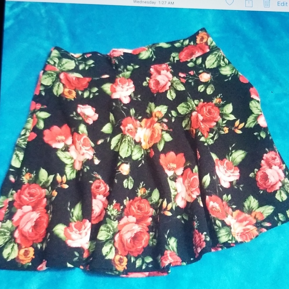 Floral mini skirt